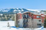 The Enclave is perfectly positioned on Assay Hill between the Elk Camp Gondola and Assay Hill chairlift with ski-in/ski-out access